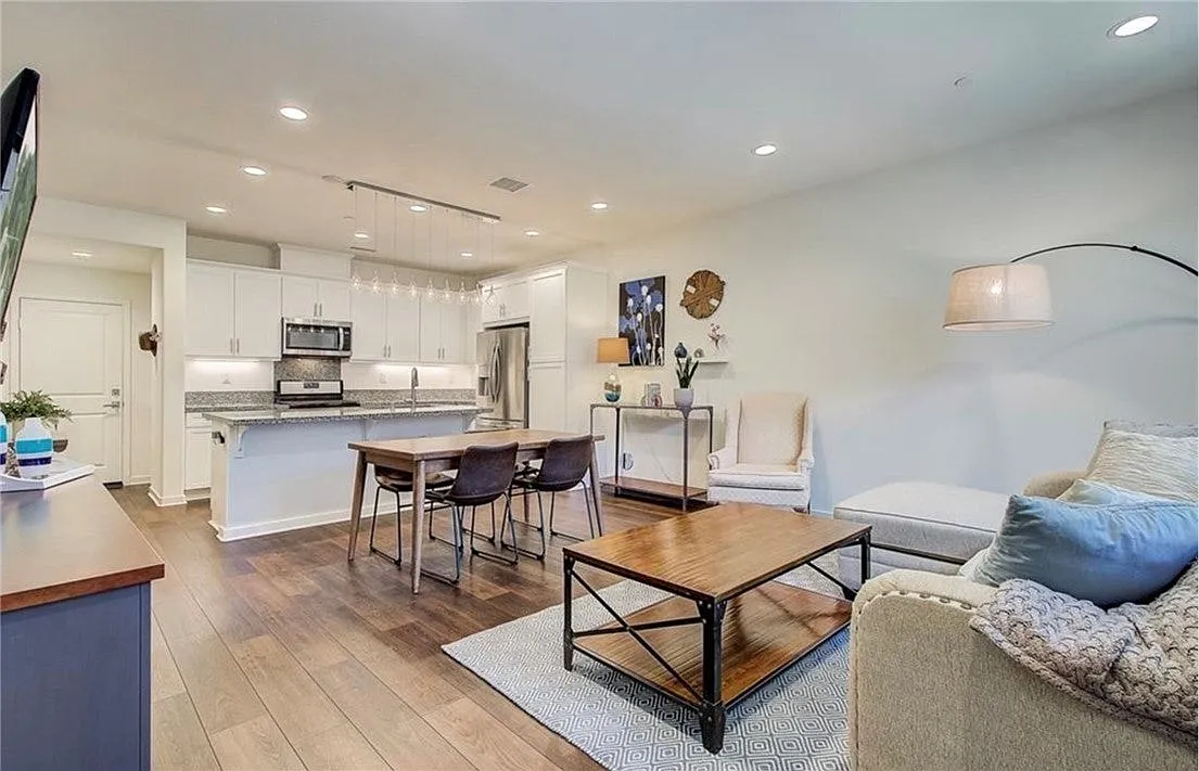 3 bed, 2.5 bath, 1440 sqft, $3,800 — Photo 2
