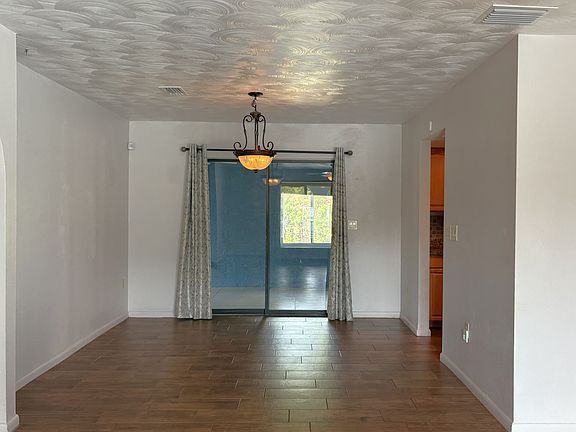4th image of 2211 Hardey St