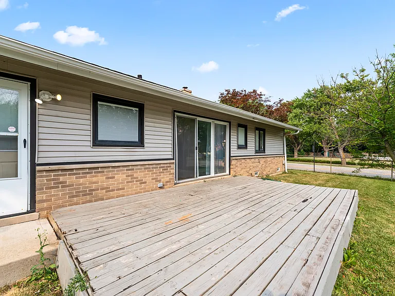 109 Landmeier Rd — Photo 19