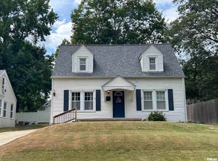 823 N College St, Salem, IL 62881