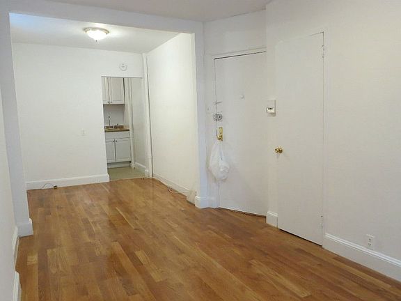 4th image of 454 W 45th St APT 5RW