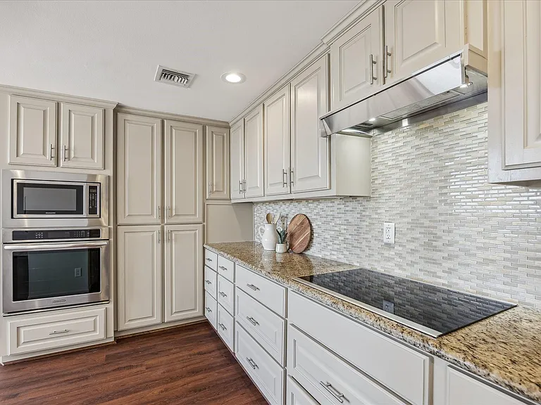 49 Briar Hollow Ln #1004 — Photo 8