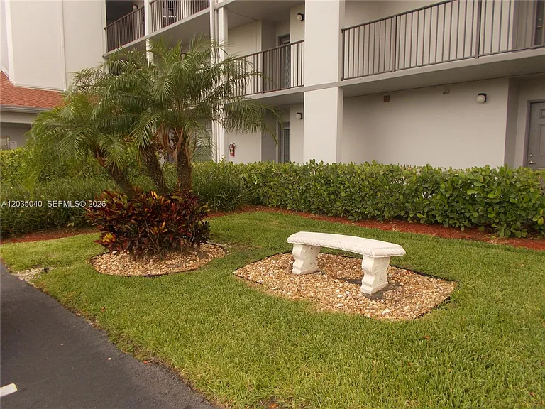 1400 SW 124th Ter #106Q — Photo 5
