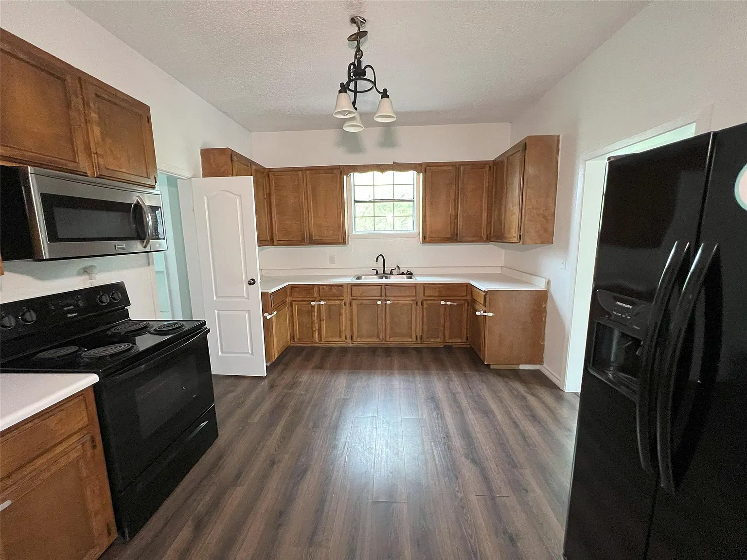 2 bed, 1.0 bath, 720 sqft, $1,600 — Photo 3