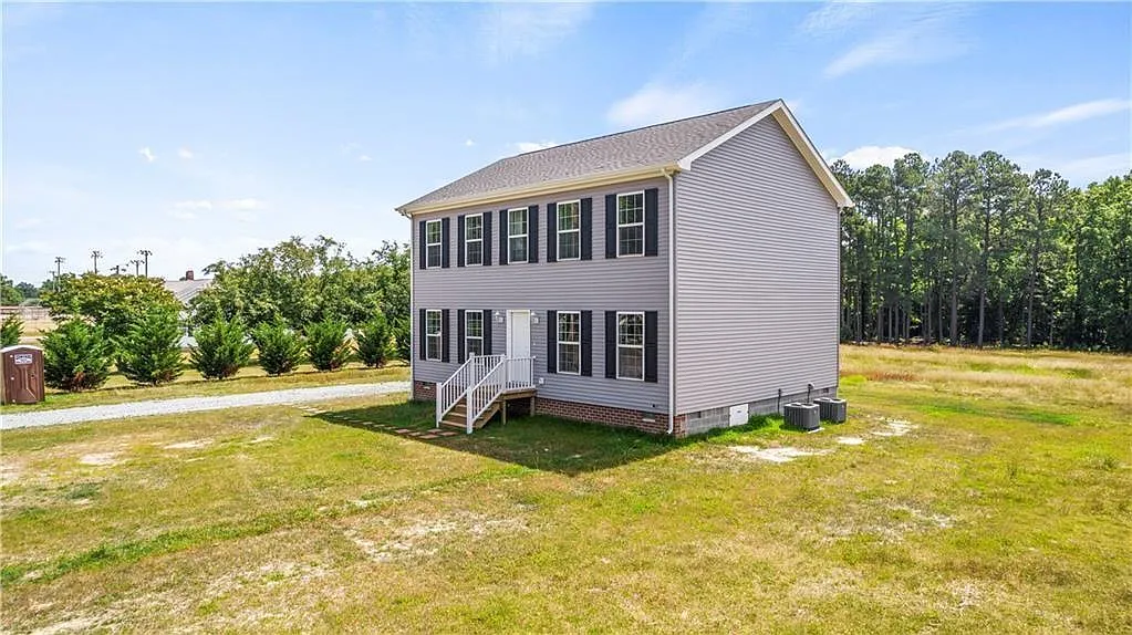 707 Lester St photo 1