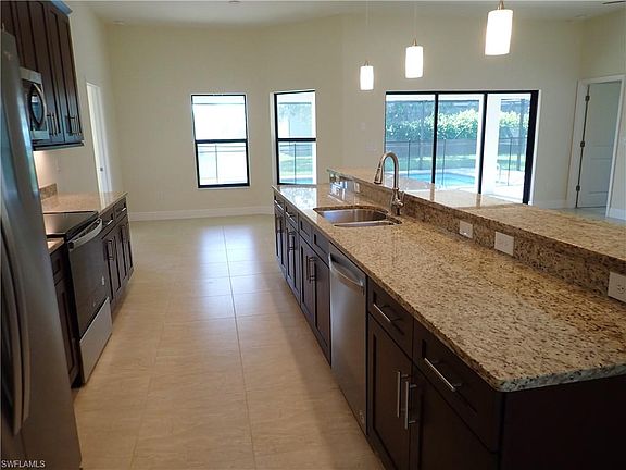 4th image of 113 SE 12th Ave