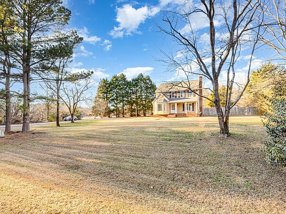 2nd image of 2208 White Oak Cir