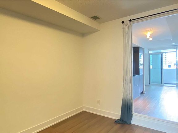 5th image of 318 Richmond St W #915