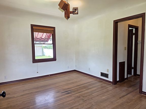 4th image of 211 E Maple St
