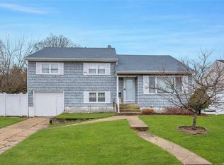 498 Mark Ln, Wantagh, NY 11793