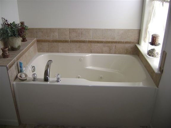 Deep soaking tub w/ whirlpool jets