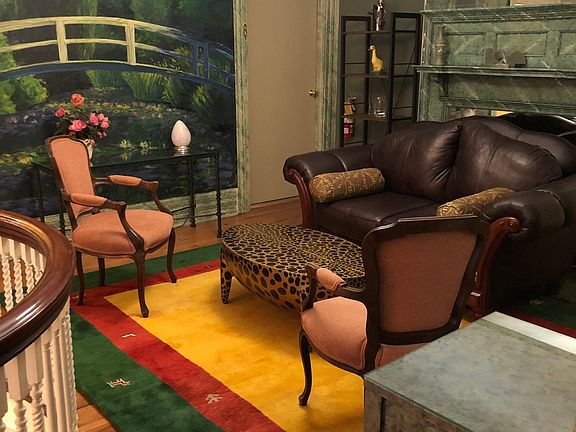 Landing on 2nd floor - relax, read, etc