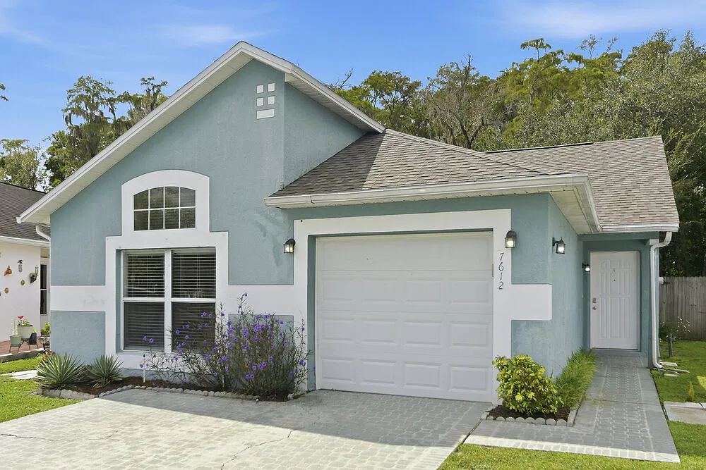 3 bed, 2.0 bath, 1208 sqft, $2,130 — Photo 3