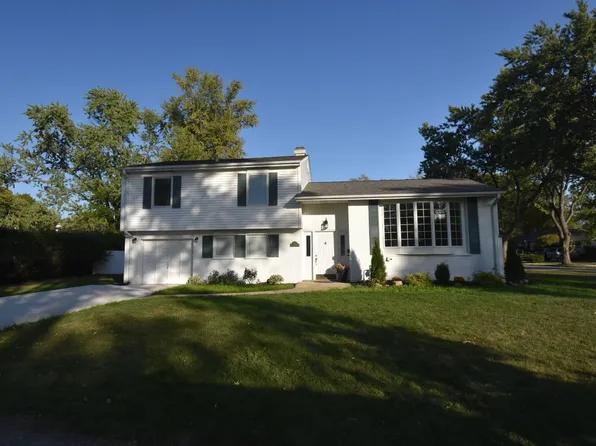 33 N Winston Dr, Palatine, IL 60074