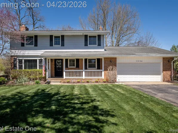 10420 Cedar Point Dr, White Lake, MI 48386