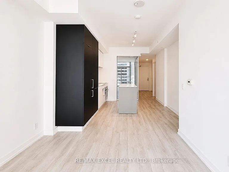 33 Helendale Ave #1012 — Photo 7