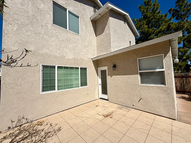 1561 Rebecca Ln — Photo 7