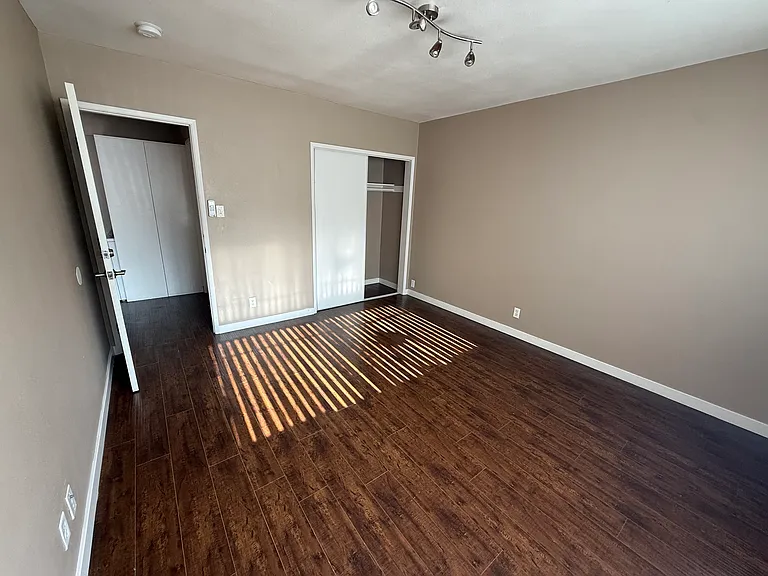 1123 W 37th Dr #3 — Photo 4