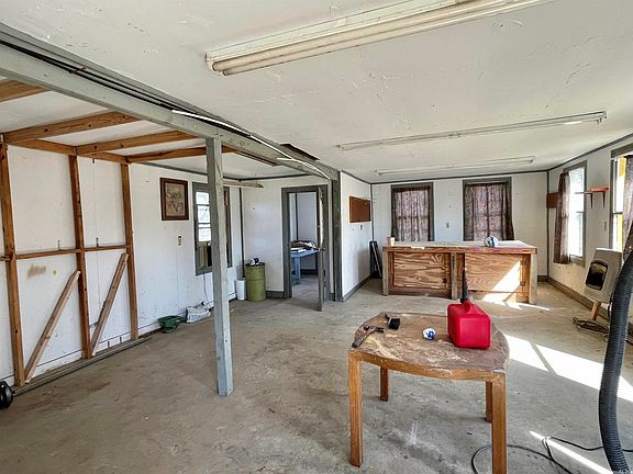 5th image of 1070 Brooks St