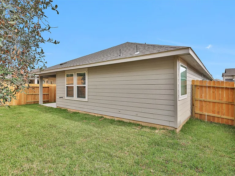 18095 Martin Pines Dr — Photo 32