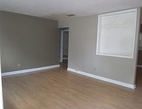 4th image of 624 Wisteria Dr E