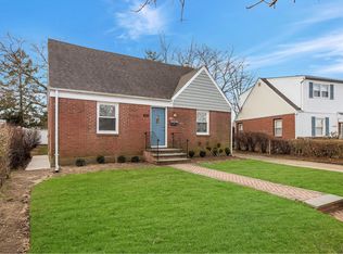 1035 Oaks Dr, Franklin Square, NY 11010