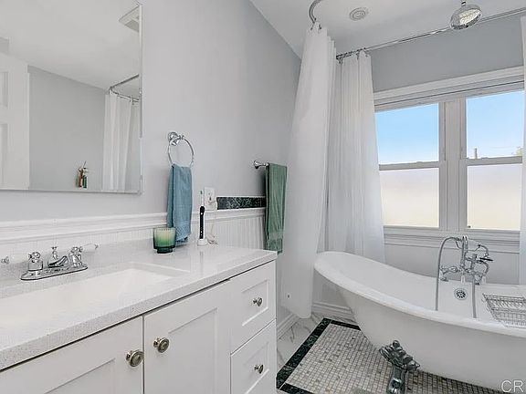 4th image of 3811 Superba St