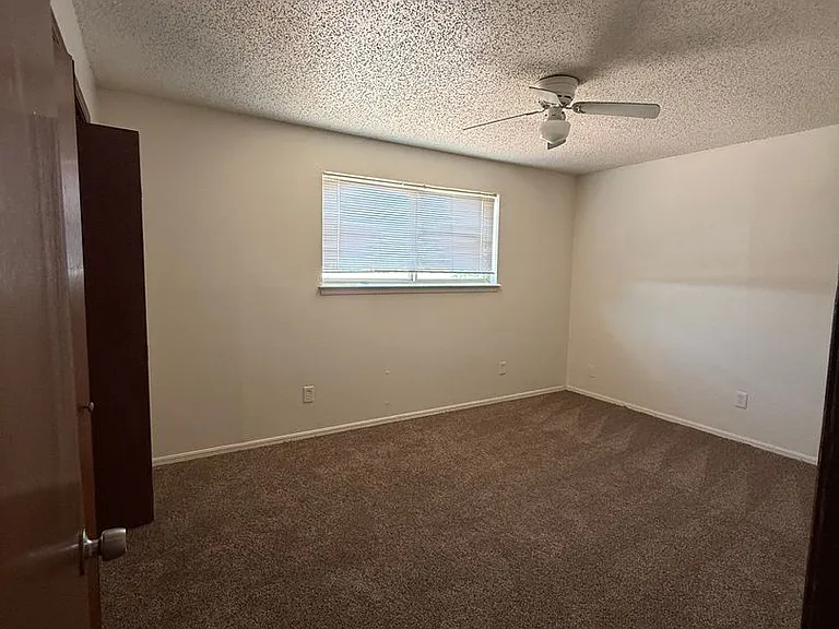 Fox Valley Apartments — Photo 17