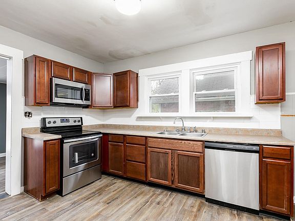 3rd image of 121 Myrtle Ave