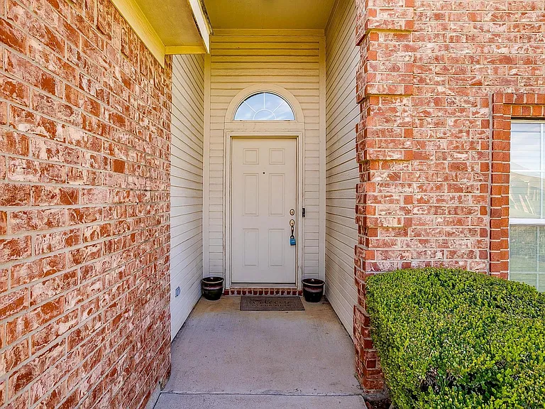 2230 Cancun Dr — Photo 2