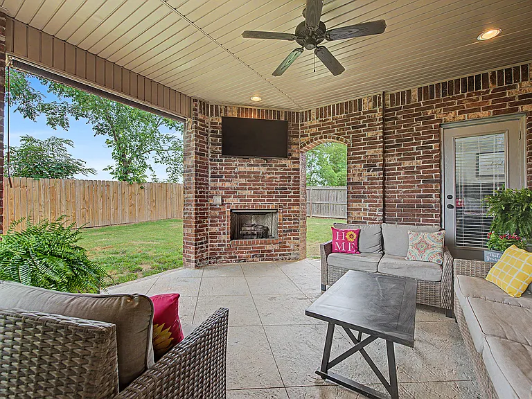 1202 Birkshire Cir — Photo 19