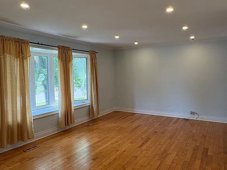 58 Devins Dr #UPPER LEVEL — Photo 3