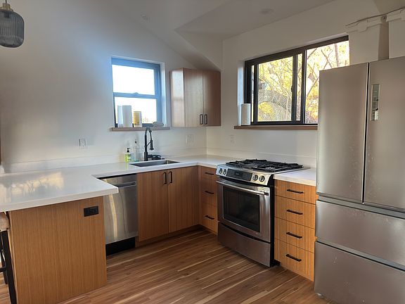 4th image of 124 NW Columbia St