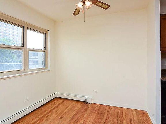 4th image of 521 W Briar Pl #3-4