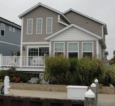 3rd image of 415 Island Pointe Dr