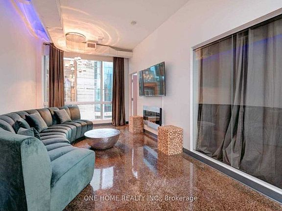 3rd image of 405 Dundas St W #201