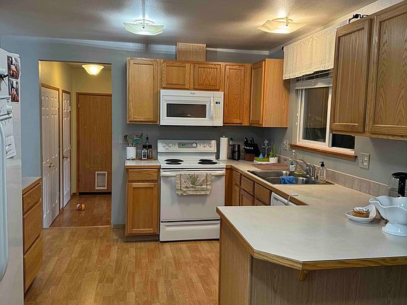 Kitchen (with breakfast nook)