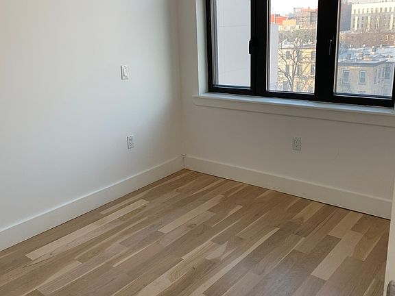 4th image of 824 Lexington Ave #6EE