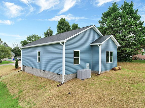 4th image of 426 Cliff Dr SE