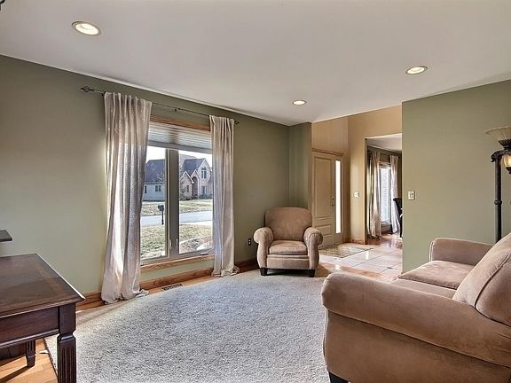 3rd image of 10572 Erie Dr