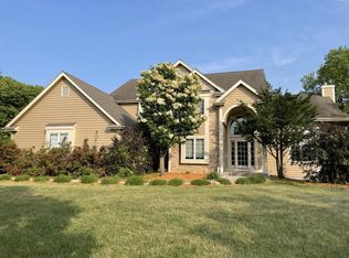 W261N2820 Woodburne Ct, Pewaukee, WI 53072