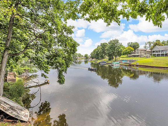 3rd image of 10781 Woodbrook Dr