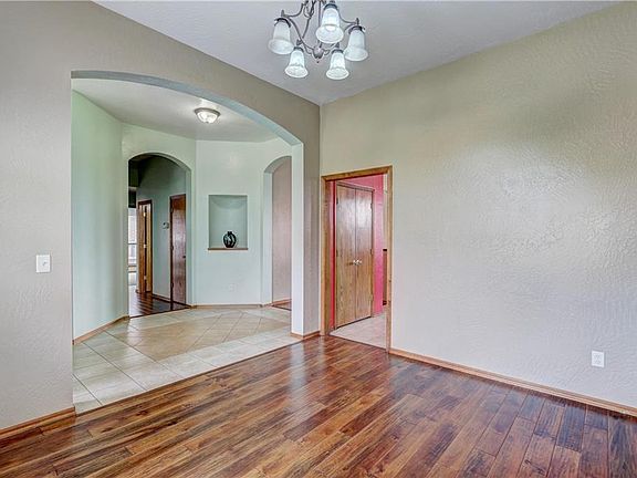 5th image of 825 Elm Creek Dr