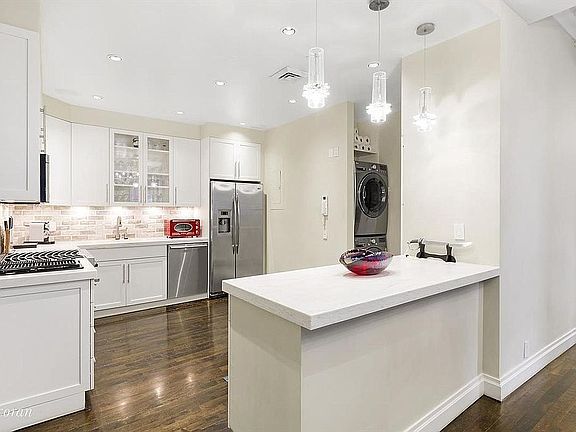 3rd image of 131 Mercer St APT 2A