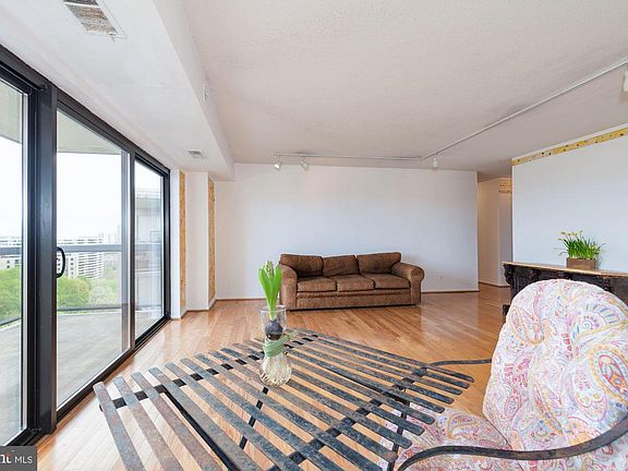 5th image of 203 Yoakum Pkwy APT 1801