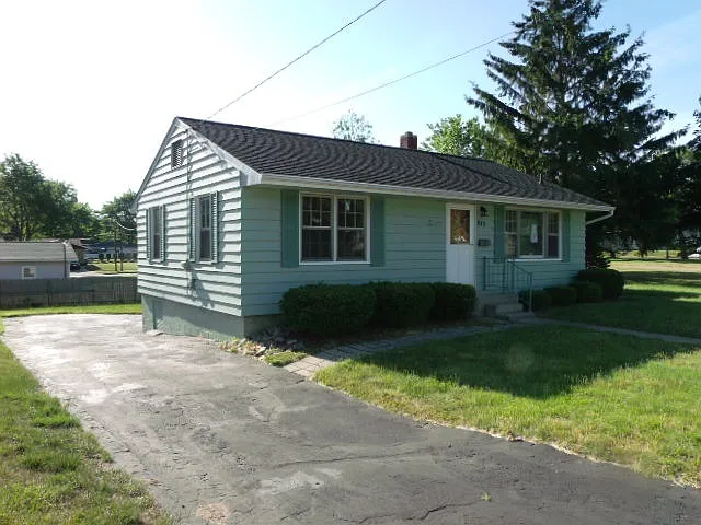 813 Loomis St photo 1