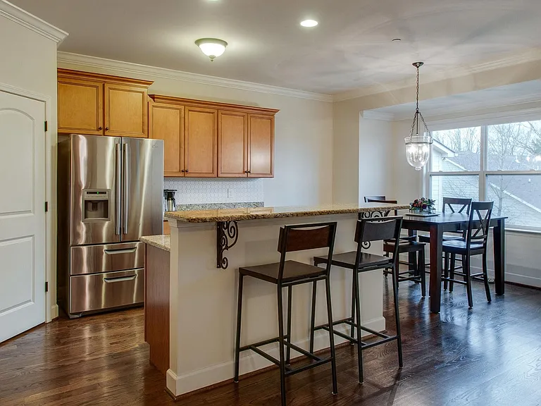 612 Nevins Pl — Photo 3