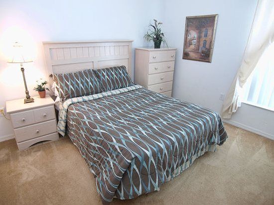 TM4P244-Queen-Bedroom