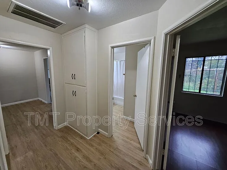 137 W 3rd St — Photo 24