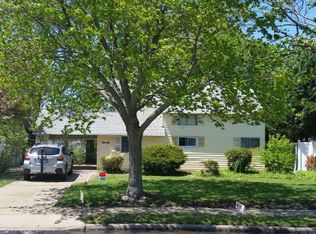 20 Spiral Ln, Levittown, NY 11756